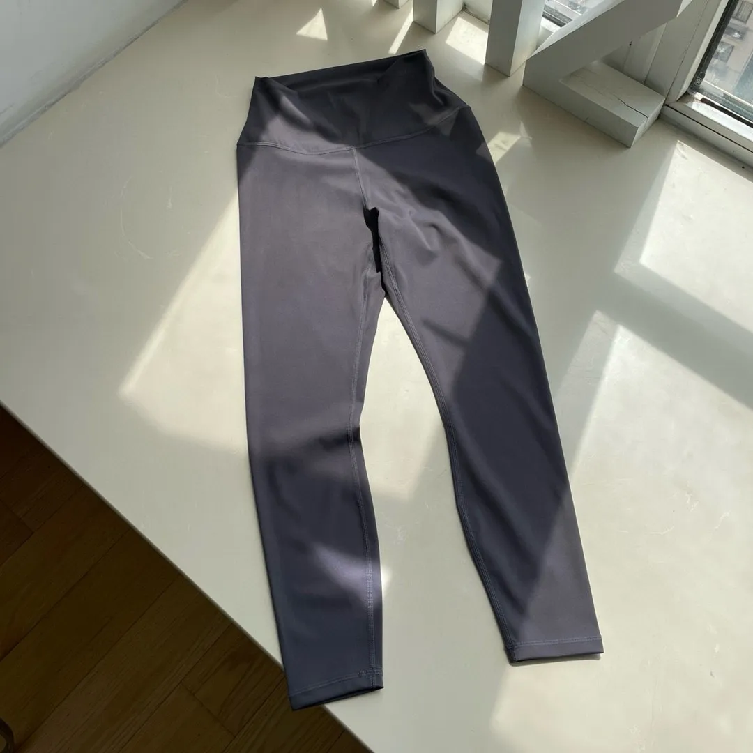 Lululemon Lulu Yoga Pants Nude Seamless High-Waist Tight Fitness Quick-Drying Women's Butt Lifting Pants Design Concept ~ Create a skin-friendly naked feeling, the special fabric is light and smooth, allowing you to focus on your practice. We have added a pocket design to this model to store small items! Fabric + Features The fabric is light and smooth, with four-sided stretch. Fabric ~ 25 spandex + 75 nylon (the same fabric as Lu Lu) is comfortable and stretchable and not easy to deform. Technology ~ Four needles and six threads are powerful (the same technology as Lu Lu). Technology ~ Italian elastic high silk thread (full elasticity, fit and slimming). High waist design, the waist is flat and fit, reducing tightness! Perfect for wrapping fat! Show your body shape better! Size S M L XL Color Purple Gray Black Bean Green Coffee Brown Rhino Gray